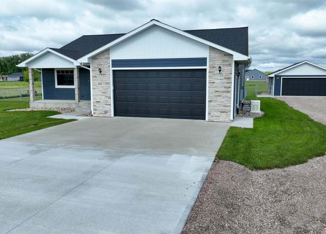 Property at 305 Lilac Dr, Yankton, SD 57078, 4 beds, 3 baths