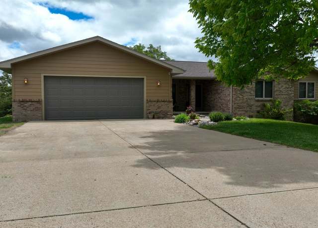 Property at 298 Nottingham Ln, Yankton, SD 57078, 5 beds, 3.5 baths