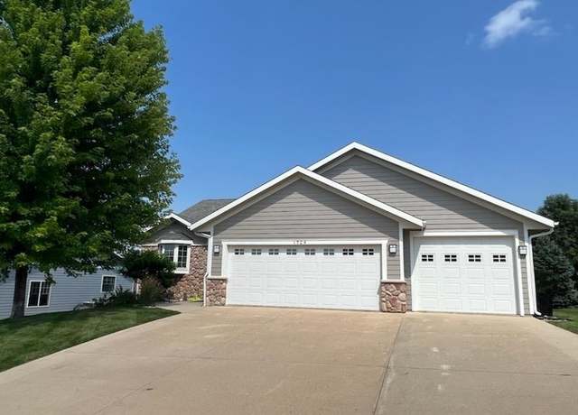 Property at 1704 Dakota St, Yankton, SD 57078, 4 beds, 3 baths