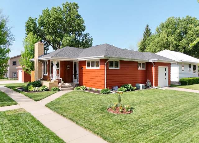 Property at 911 College St, Springfield, SD 57062, 4 beds, 3.5 baths