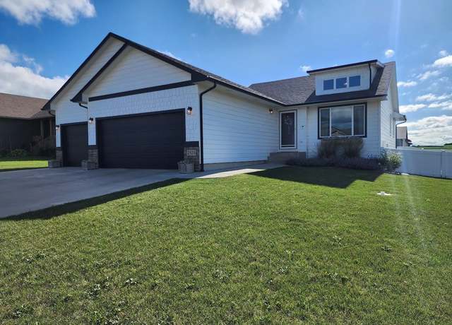 Property at 2523 Colton Ave, Yankton, SD 57078, 4 beds, 2.5 baths