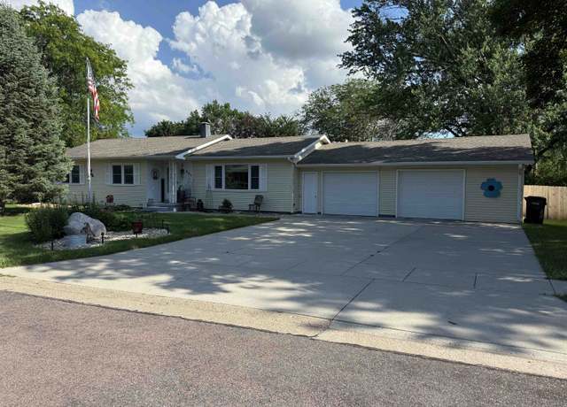 Property at 803 W 11th St, Yankton, SD 57078, 3 beds, 2 baths