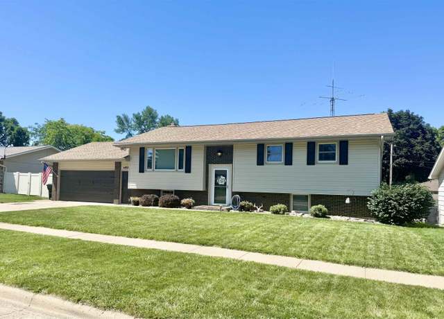 Property at 812 E 18th St, Yankton, SD 57078, 4 beds, 2 baths