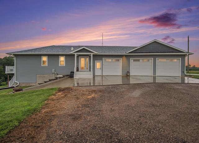 Property at 290 Deerfield Dr, Yankton, SD 57078, 6 beds, 3.5 baths