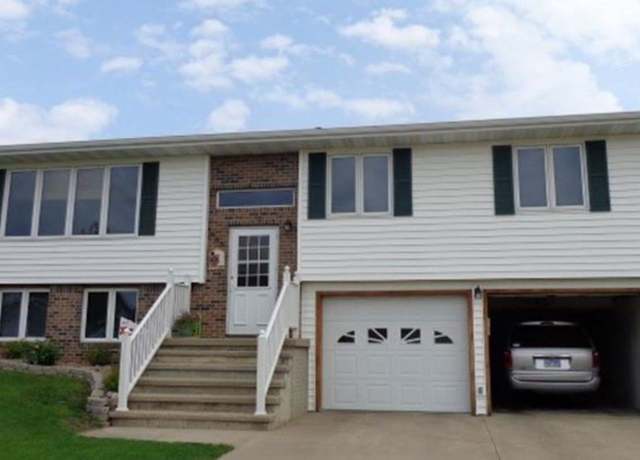 Property at 645 Augusta Cir, Yankton, SD 57078, 3 beds, 2.5 baths