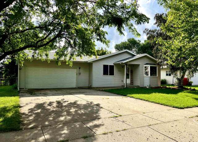 Property at 2913 Lakeview Dr, Yankton, SD 57078, 4 beds, 2 baths
