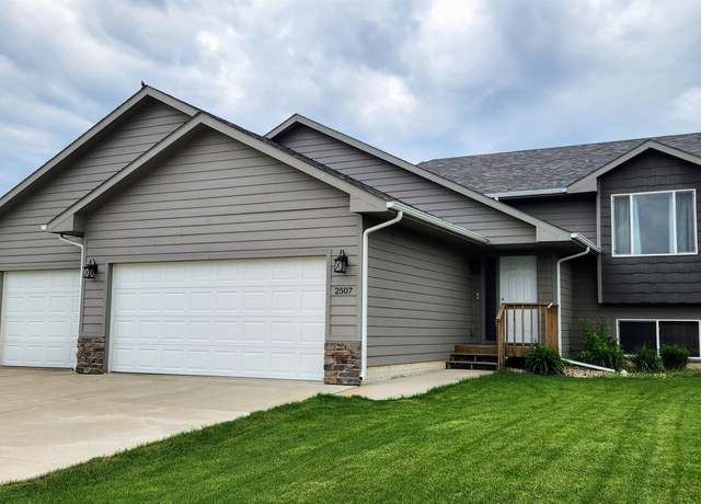 Property at 2507 Wynn Way, Yankton, SD 57078, 4 beds, 3 baths