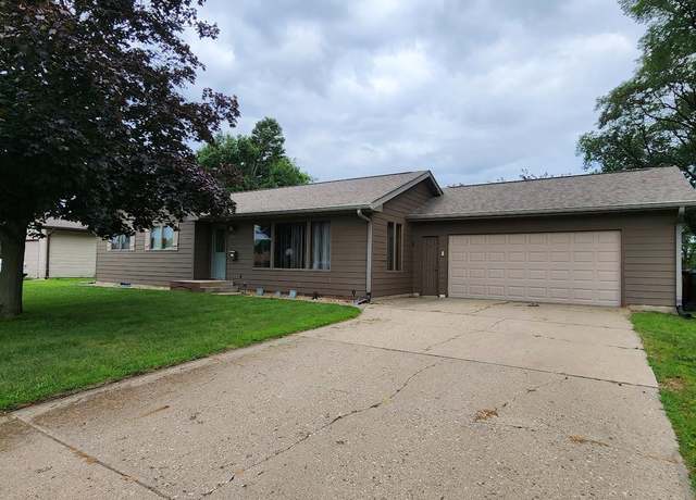 Property at 1907 Pearl St, Yankton, SD 57078, 3 beds, 2 baths