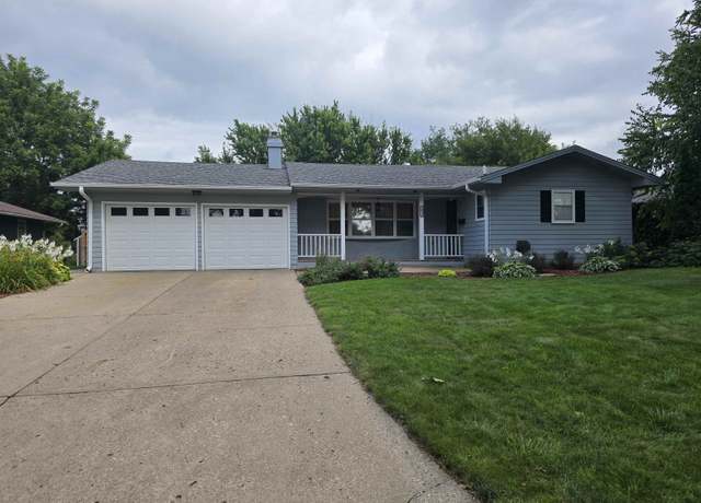 Property at 2010 Roberts St, Yankton, SD 57078, 4 beds, 3 baths