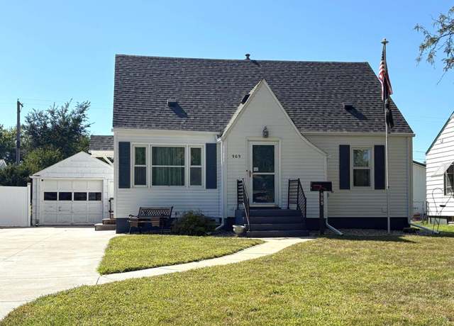 Property at 909 Pearl St, Yankton, SD 57078, 3 beds, 2 baths