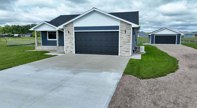 Photo of 305 Lilac Dr, Yankton, SD 57078