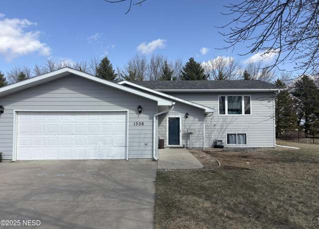 Property at 1306 34th St SW, Watertown, SD 57201, 4 beds, 2 baths