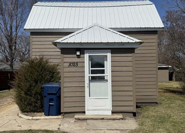 Property at 1025 4th Ave SE, Watertown, SD 57201, 3 beds, 1 bath