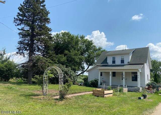 Property at 413 E Johnson Ave, Stockholm, SD 57264, 3 beds, 2 baths