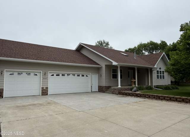 Property at 3407 Air Haven Rd, Watertown, SD 57201, 5 beds, 3 baths