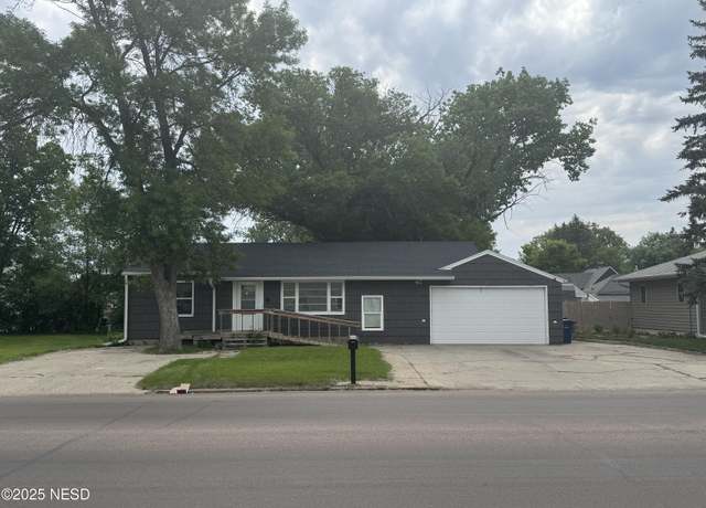 Property at 16 11th St NE, Watertown, SD 57201, 4 beds, 2 baths