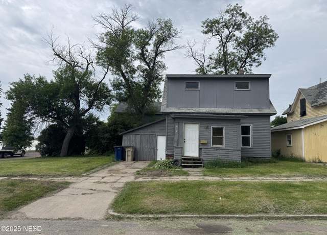 Property at 305 2nd St W, Watertown, SD 57201, 3 beds, 1 bath