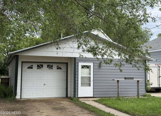 Property at 717 Arrow Ave NE, Watertown, SD 57201, 2 beds, 1 bath