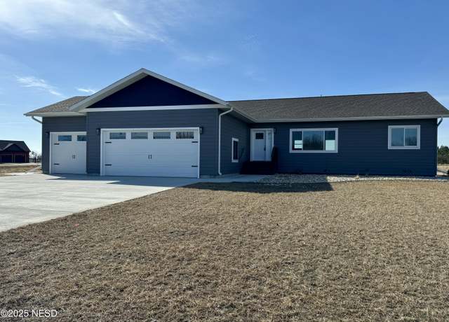 Property at 704 Valley View Cir, Milbank, SD 57252, 3 beds, 2 baths