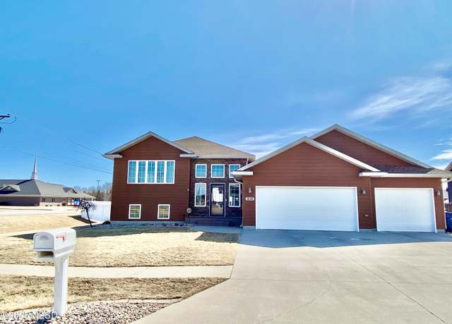 Property at 1826 Lincoln Ave NE, Watertown, SD 57201, 4 beds, 3 baths