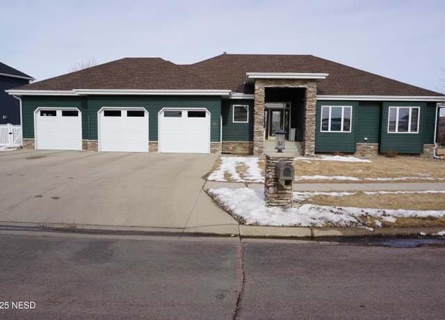 Property at 525 20th Ave NW, Watertown, SD 57201, 4 beds, 3.5 baths