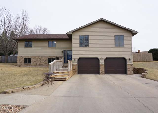Property at 1506 Grandview Dr, Watertown, SD 57201, 4 beds, 3 baths