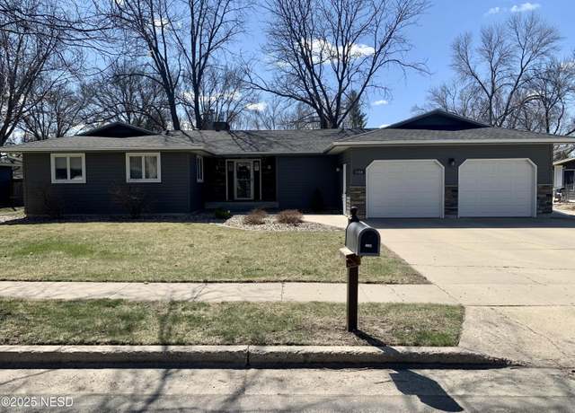 Property at 1106 9th Ave NE, Watertown, SD 57201, 4 beds, 3 baths