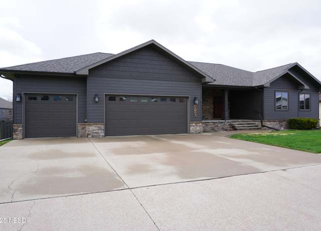 Property at 510 Crystal Ct NW, Watertown, SD 57201, 4 beds, 3.5 baths
