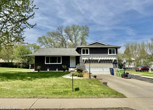 Property at 1027 2nd St NW, Watertown, SD 57201, 4 beds, 2.5 baths