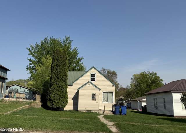 Property at 312 2nd St SE, Watertown, SD 57201, 4 beds, 2 baths