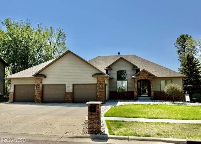 Property at 1704 10th Ave NE, Watertown, SD 57201, 5 beds, 3 baths