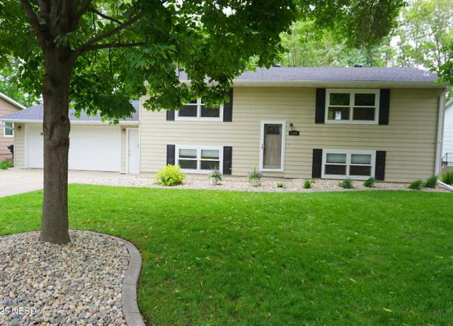 Property at 1322 2nd St NW, Watertown, SD 57201, 4 beds, 2 baths