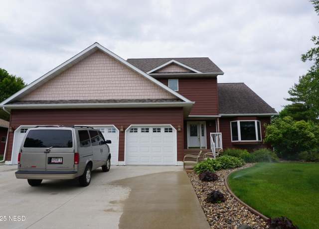 Property at 1712 Grandview Dr, Watertown, SD 57201, 3 beds, 2.5 baths