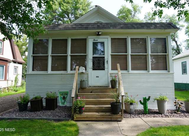 Property at 313 2nd Ave SW, Watertown, SD 57201, 3 beds, 2 baths