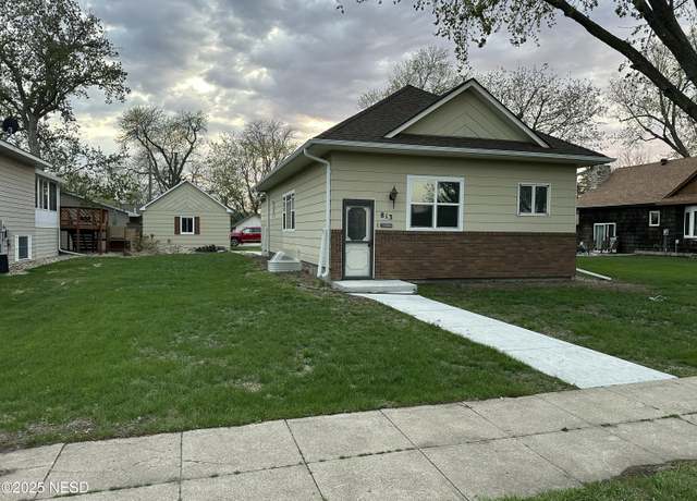 Property at 813 2nd St NE, Watertown, SD 57201, 3 beds, 1.5 baths