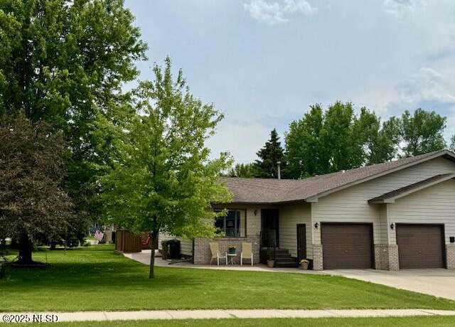 Property at 1812 8th Ave NE, Watertown, SD 57201, 3 beds, 3 baths