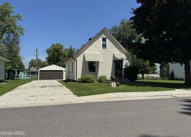 Property at 217 W 7th Ave, Milbank, SD 57252, 3 beds, 2 baths