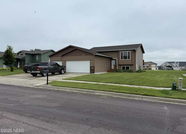 Property at 3314 17th Ave SW, Watertown, SD 57201, 4 beds, 2 baths