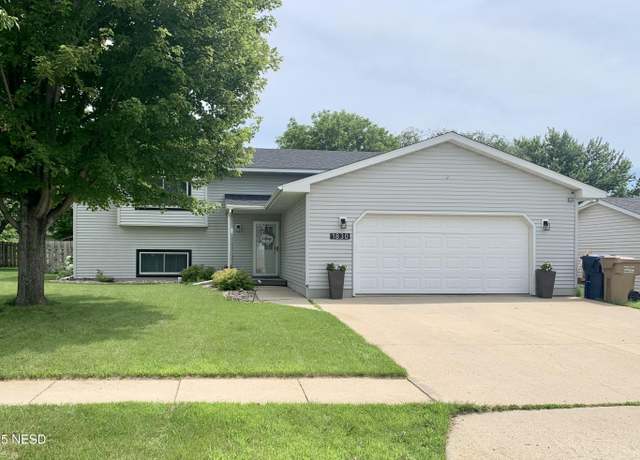 Property at 1830 5th St NE, Watertown, SD 57201, 4 beds, 3 baths