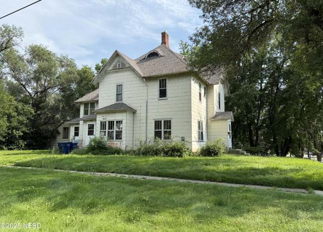 Property at 324 1st St NW, Watertown, SD 57201, 6 beds, 4 baths