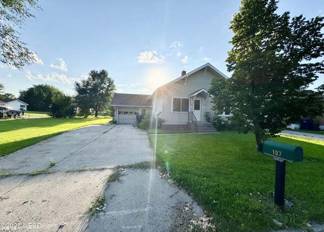 Property at 107 16th St NW, Watertown, SD 57201, 2 beds, 1 bath