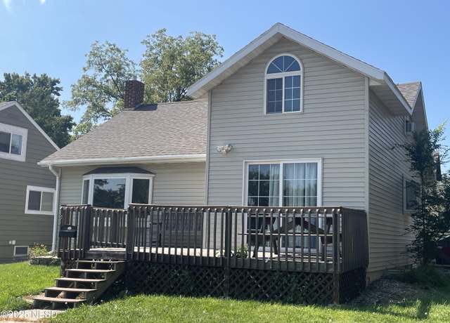 Property at 403 6th St SE, Watertown, SD 57201, 3 beds, 2 baths