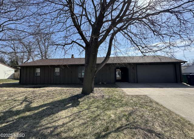Property at 1186 2nd St NW, Watertown, SD 57201, 4 beds, 2 baths