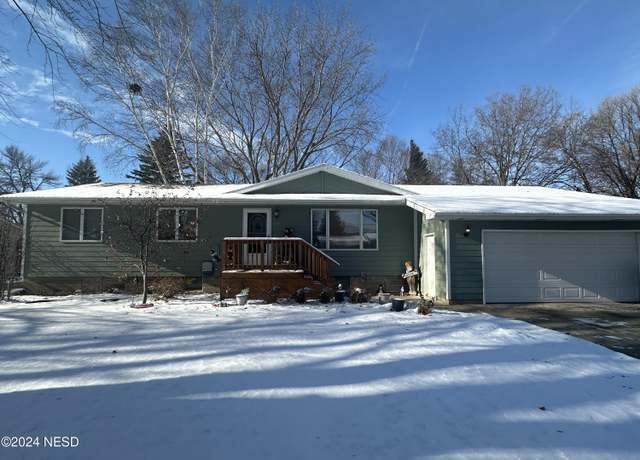 Property at 26 Sunrise Dr, Watertown, SD 57201, 4 beds, 2.5 baths