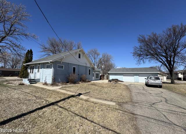 Property at 1727 4th Ave SW, Watertown, SD 57201, 3 beds, 2 baths