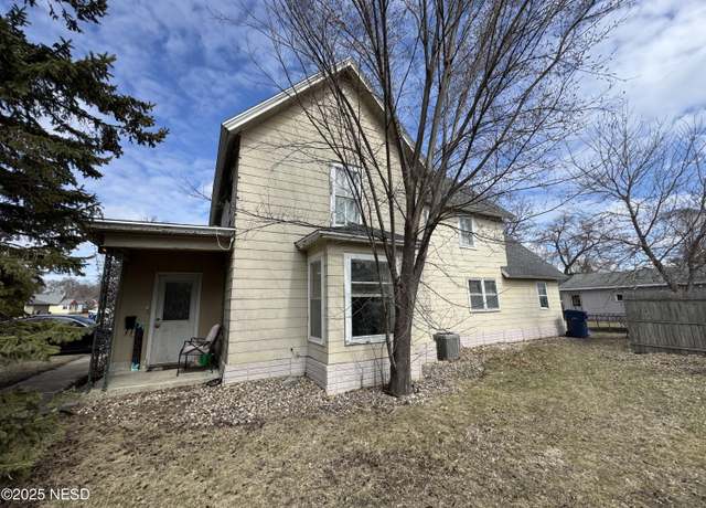 Property at 616 6th St SE, Watertown, SD 57201, 3 beds, 2 baths