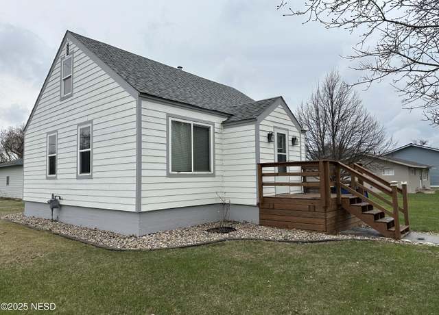 Property at 224 9th St NW, Watertown, SD 57201, 3 beds, 1 bath