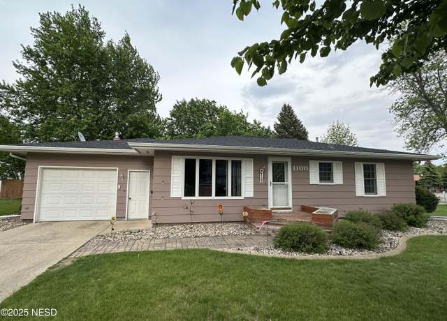 Property at 1100 Skyline Dr, Watertown, SD 57201, 3 beds, 2 baths
