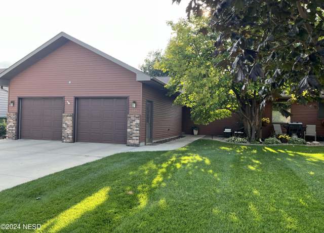 Property at 325 Summerwood Dr, Watertown, SD 57201, 2 beds, 2.5 baths