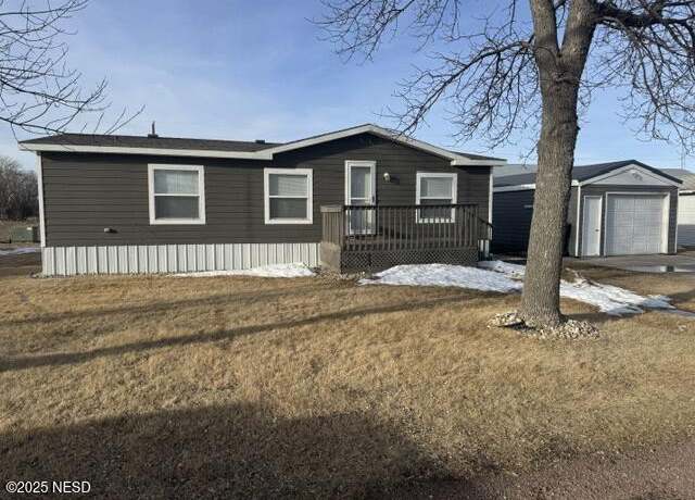 Property at 17 17th Ave SW, Watertown, SD 57201, 3 beds, 2 baths